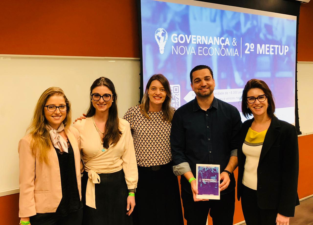 Anderson Godz com livro Governança & Nova Economia